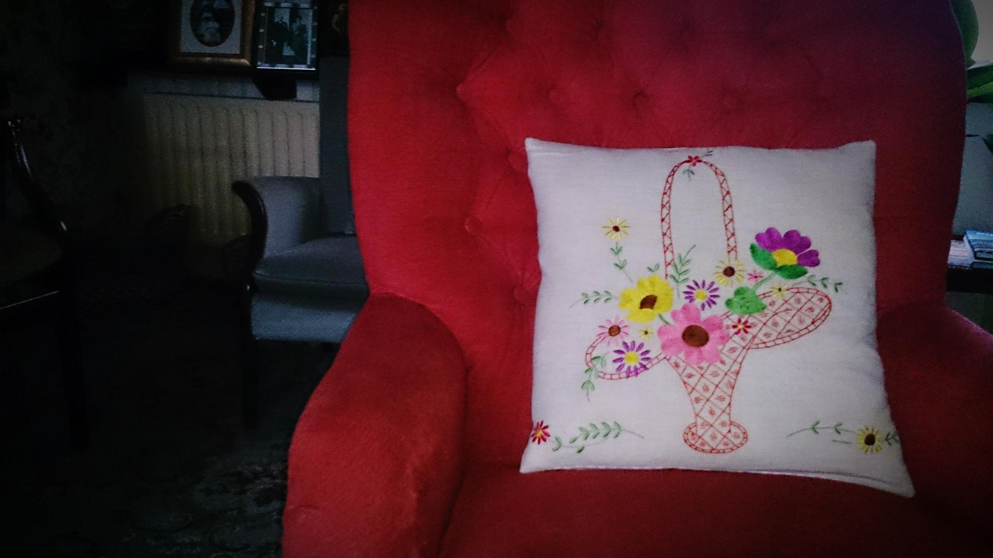Handbesticktes Kissen in Wohnambiente